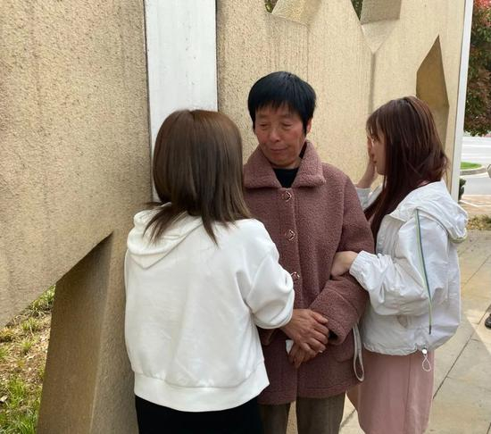  3月27日，张母坦白张丽抱养的身世，张丽程珂珂挽着张母胳膊哭泣。新京报记者 乔迟 摄