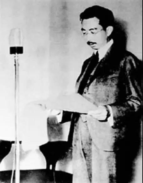  裕仁天皇播发《停战诏书》