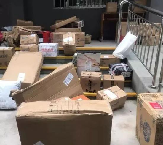 扔在地上无人管的快递
