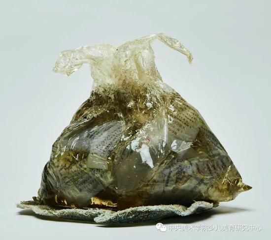 U15-吕明樑-《“童年”》-14岁-树脂