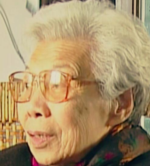 张露萍说：“你帮我化化妆，梳梳头”。拿着口红，我就觉着我的手就一直在抖。她说我知道我要到哪去，你别难过。我真是眼泪要掉下来——息烽集中营幸存者 黄彤光