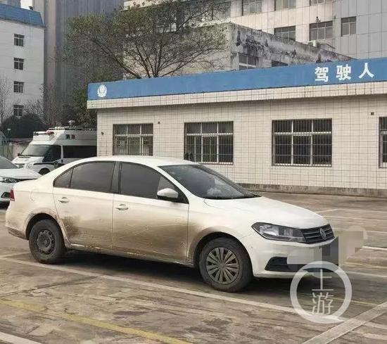 目前，吴某驾驶的涉案车辆停在黄梅县公安局刑侦大队后院。/记者牛泰