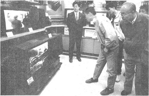  1995年，在北京一家电器商店里，人们正认真地挑选大彩电。吕坚摄
