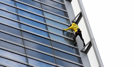 阿兰·罗伯特25日徒手攀登法国能源集团（Engie）总部大楼。（图源：法新社）