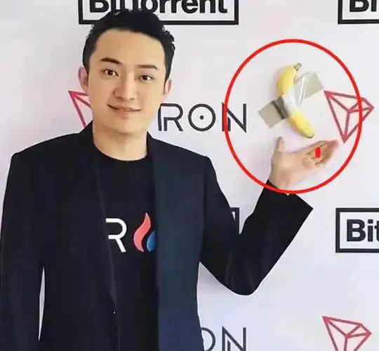  ·孙宇晨和他拍下的香蕉合影。
