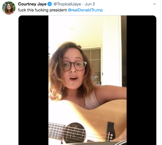  考特尼·杰伊弹唱《地堡男孩》。/推特&nbsp;