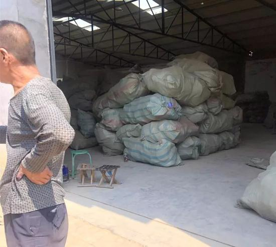  ▷在秀武村为假货提供包装瓶的家庭企业