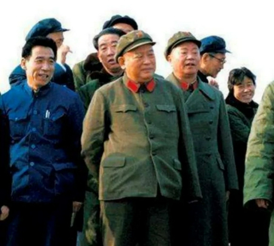 独臂将军余秋里（中）。