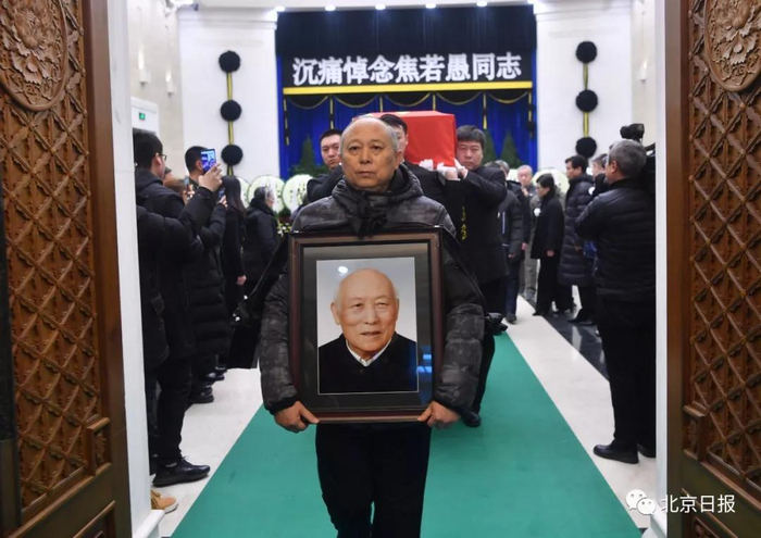 告别仪式后，焦老遗体在家人护送下离开告别室。蔡代征摄