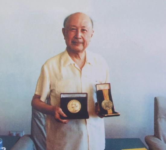  △1989年，钱学森获得了“小罗克韦尔奖章”，面对荣誉，他说：“今天给我的奖，说是第一个中国人得此奖。我说，要紧的是‘中国人’三个字，这个‘中国人’，应该包括中国成千上万为此做出贡献的人。”