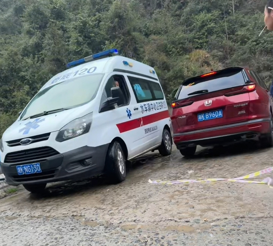  救护车来到路口