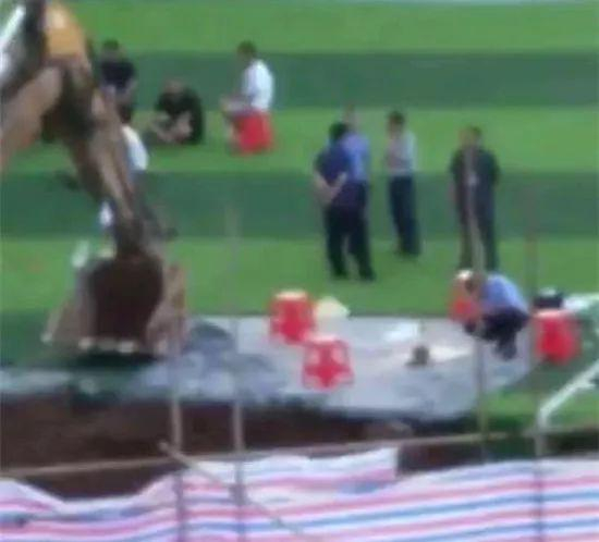 　　▷6月20日，在新晃一中操场的挖掘现场（视频截图）