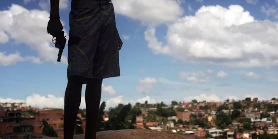  ▲巴西一名毒贩团伙成员，只有17岁 （图via Reuters）