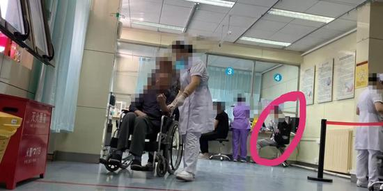  “枪手”（图中圆框中者）正在帮暗访记者体检。新京报记者 摄&nbsp;