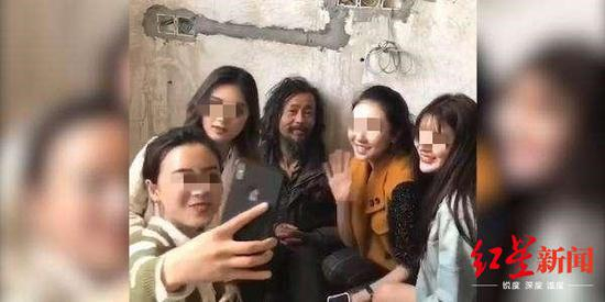  ↑爆红后，沈巍被要求和多名女子合影 图据视频截图