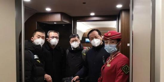  ▲1月24日除夕，仝小林院士（右二）与北京专家苗青（右三）、王玉光（右四）和李修洋（右五）在从北京前往武汉的火车上。