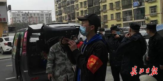  刘家睿拿着大喇叭，让大家排队购买文具和学习用品