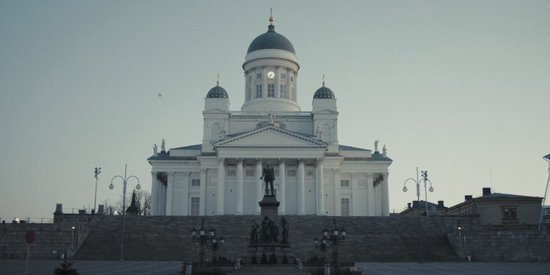  空旷的赫尔辛基参议院广场。