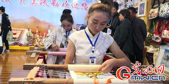 喀什地区疏勒县学生展示技艺。光明日报记者 王瑟摄