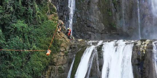  8月25日下午14时左右，遇难者遗体被救援队从水潭中捞出，运送到岸上。受访者供图。