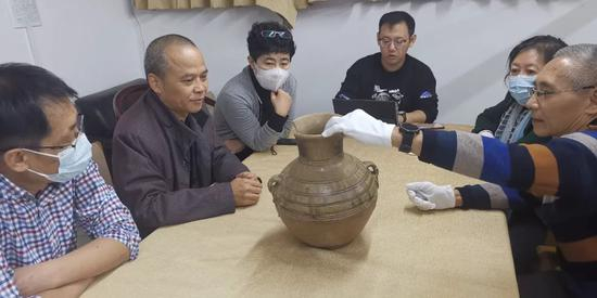 2020年10月21日，国家文物局组织专家开展实物鉴定。（国家文物局提供）