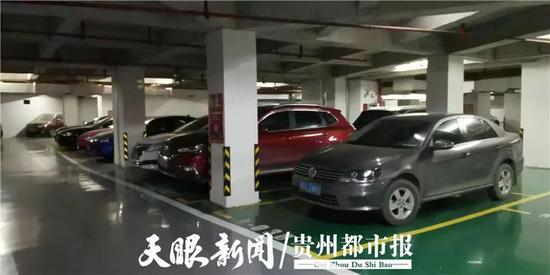 小区的地下停车场