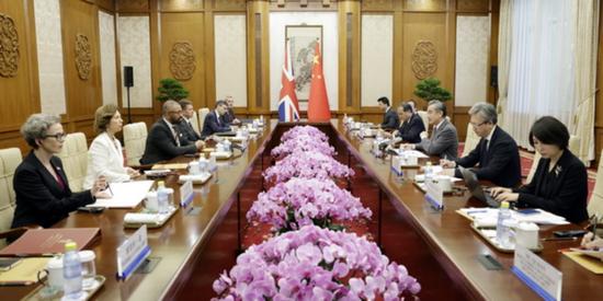8月30日，克莱弗利一行与中国外长王毅停止会晤 图：外交部网站