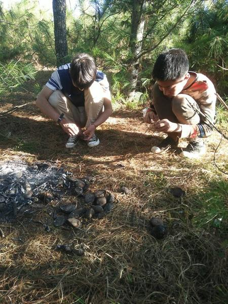 3月下旬的某一天，赤尔（右）和同学在上山烤土豆、抓青蛙。 受访者供图