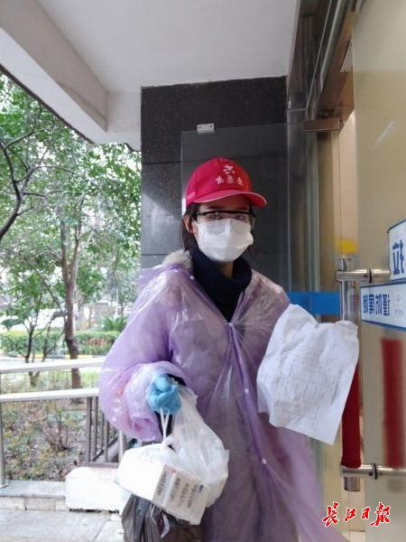  “90后”志愿者祝恒下雨天为居民送药