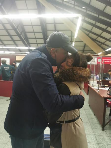 　　当地时间2月26日凌晨，抵达波兰后，张馨心的老师LubovKachala和她的老公在普热梅希尔火车站相拥。图/受访者提供