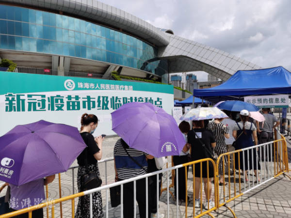 5月30日，众多市民在珠海市体育中心排队接种新冠疫苗 图源：澎湃影像