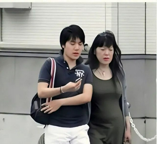  ·小室圭（左）和母亲。