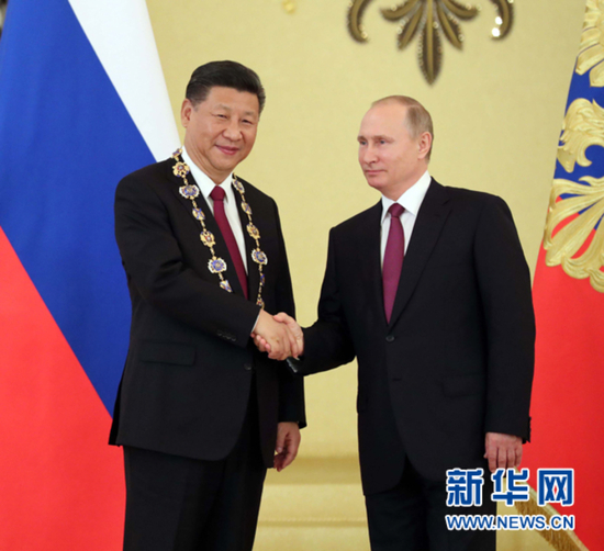 2017年7月4日，国家主席习近平在莫斯科克里姆林宫同俄罗斯总统普京举行会谈。图为会谈后，普京向习近平授予俄罗斯国家最高勋章“圣安德烈”勋章。新华社记者 刘卫兵 摄
