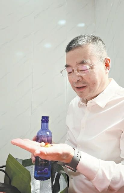 24年来，每天中午吃药是陆勇生活中最重要的一部分。