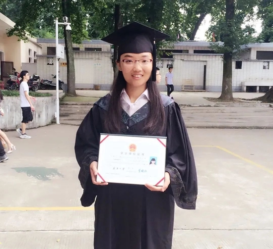  ·&nbsp;本科毕业时的白蕊。