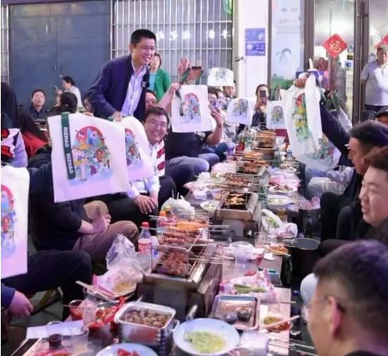 冷秉荣向游客发放日照文旅推介画册和文创产品