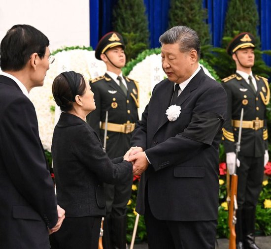 8月18日，朱镕基同志遗体在北京八宝山革命公墓火化。习近平、李强、赵乐际、王沪宁、蔡奇、丁薛祥、李希、韩正等前往八宝山送别，胡锦涛送花圈表示哀悼。这是习近平与朱镕基亲属握手，表示深切慰问。新华社记者 谢环驰 摄