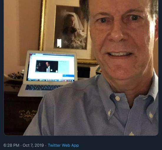  威廉·凯林得知获奖时发的自拍。/截图自诺贝尔奖官方推特。