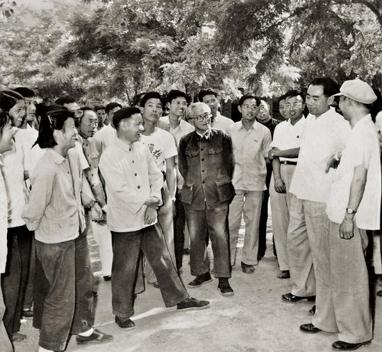 1951年、1957年、1959年周恩来总理三次回到母校南开大学，殷切期望师生“真正能够很好地为社会主义服务，为将来共产主义服务”。图为1959年5月28日，周恩来总理视察南开大学。 南开大学供图