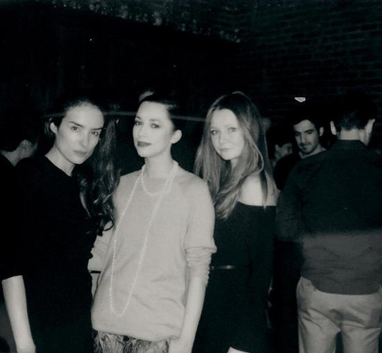 安娜·索尔金（右一） 图片来源：Instagram