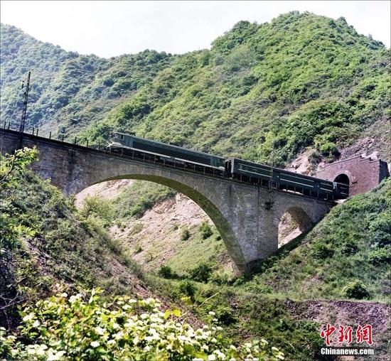  老一辈宝鸡机车检修厂职工驾驶电力机车运行在宝成线上。宝鸡机车检修厂供图