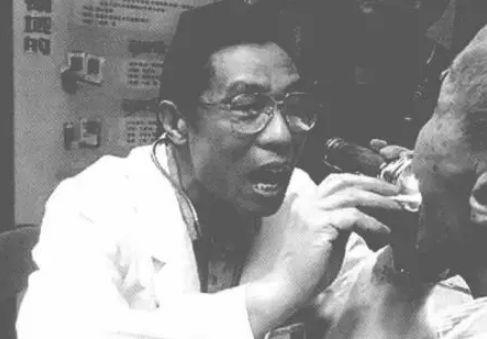  ·非典初期，在还未意识到传染性时，钟南山观察病人口腔，没有任何防护措施。