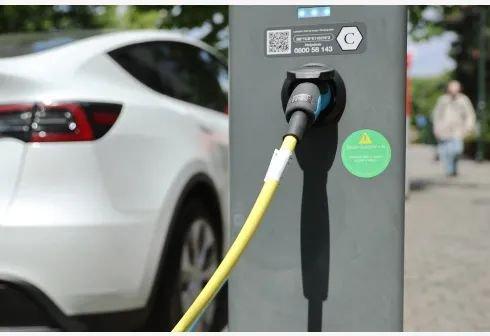 ▲6月6日，在比利时布鲁塞尔，一辆电动汽车在欧盟委员会附近一充电站充电。新华社