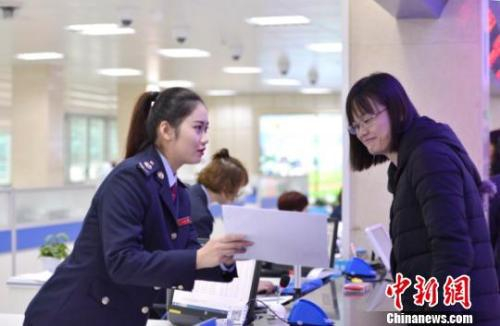  资料图：税务人员为纳税人讲解相关涉税事项。王旺旺 摄