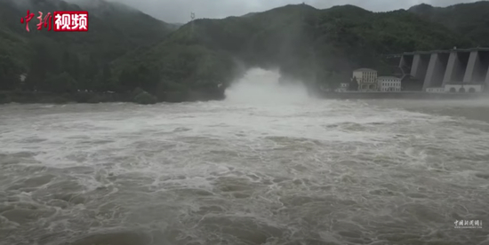  安徽佛子岭水库泄洪。图/中新视频截图