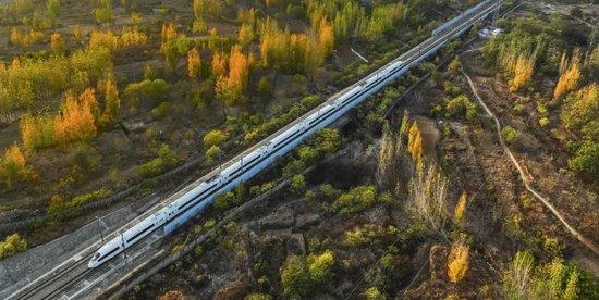 2022年11月5日，京沪高铁线上一辆高铁动车组列车驶进枣庄站。图/IC