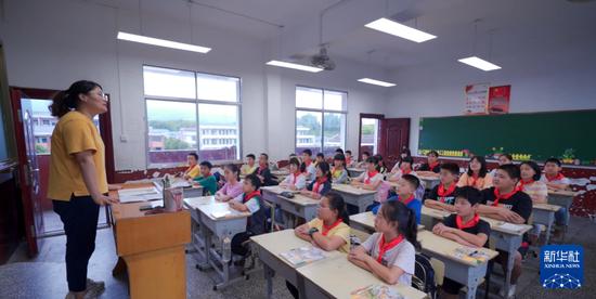  湖南第一师范毕业生秦叶仁在给湖南省宁乡市龙田镇的孩子们上课。（资料照片）