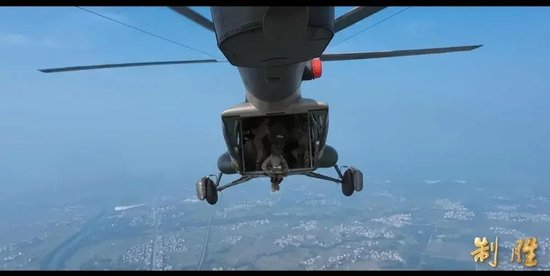 低空伞降训练。图/《制胜》