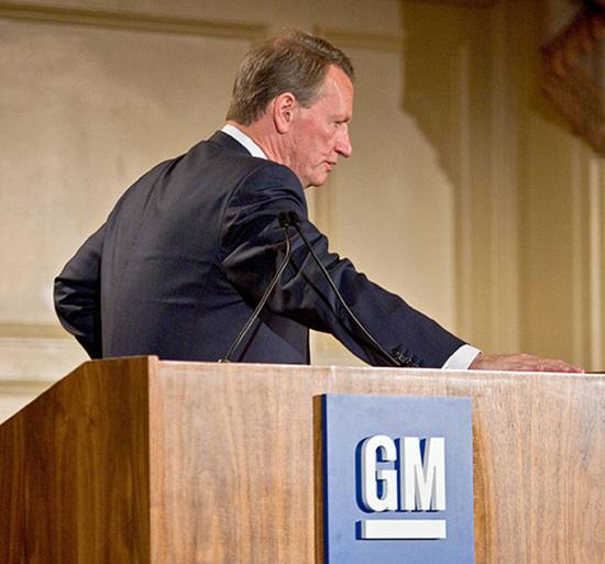 图为2008年6月3日，通用汽车董事长兼首席执行官里克·瓦格纳宣布关闭包括简斯维尔在内的四家工厂