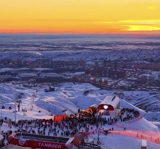 国际野雪赛三度落户新疆，冰雪“冷资源”如何撬动千亿“热经济”